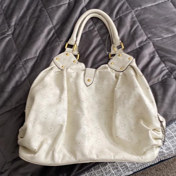 Gentle used Mahina Hobo by Louis Vuitton. - Picture 4 of 6